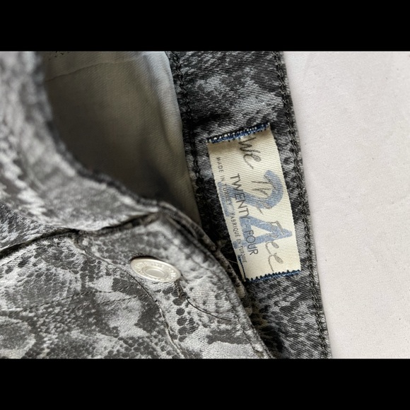 Women’s flare bottom snake print jeans. Size 24 - Picture 5 of 6